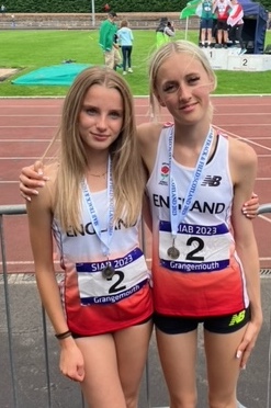 Thaila (l) and Lyla (r) with their silver medals